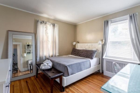 Bella room near downtown Train I-95 & beaches